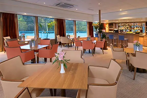 Bars & Lounges