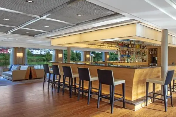 Bars & Lounges