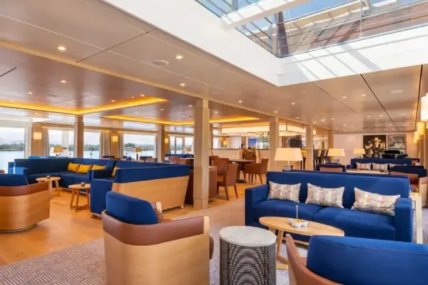 Bar & Lounges