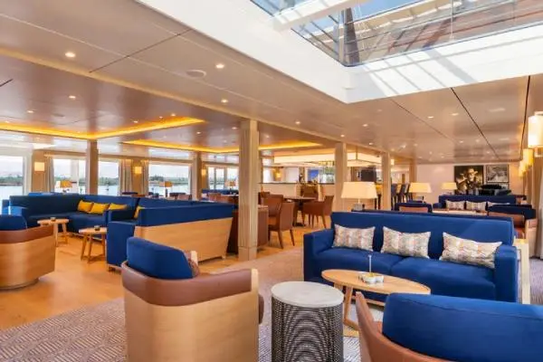 Bar & Lounges