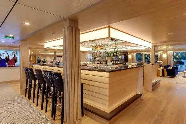 Bars & Lounges