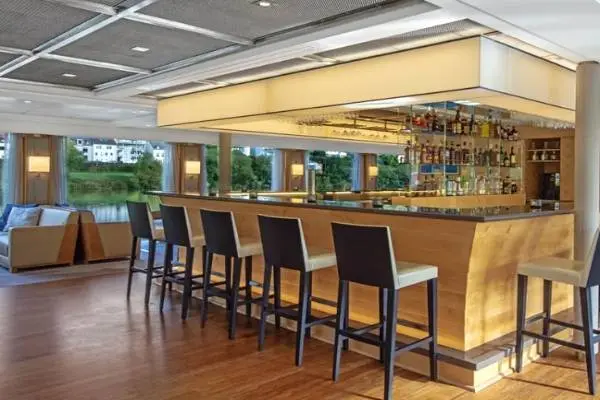 Bar and Lounge