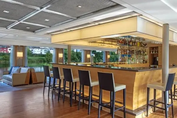 Bars & Lounges