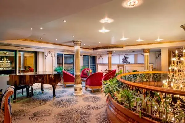 Bars & Lounges
