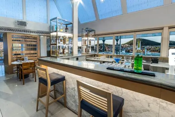 Bars & Lounges