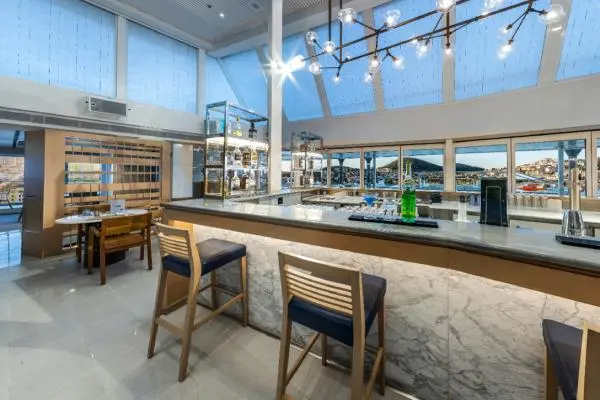 Bars & Lounges