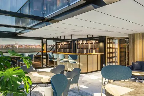 Bars & Lounges