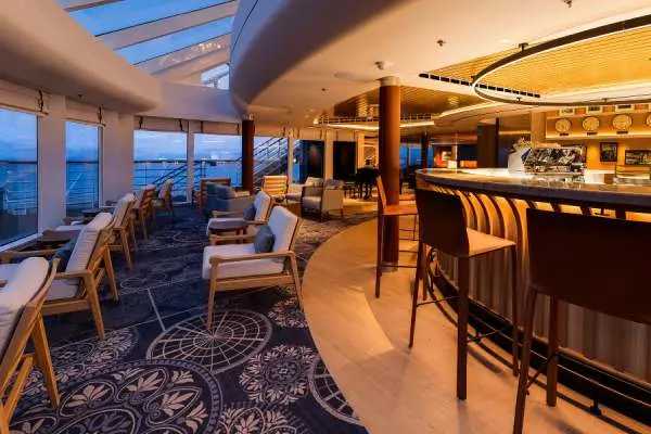 Bar & Lounges