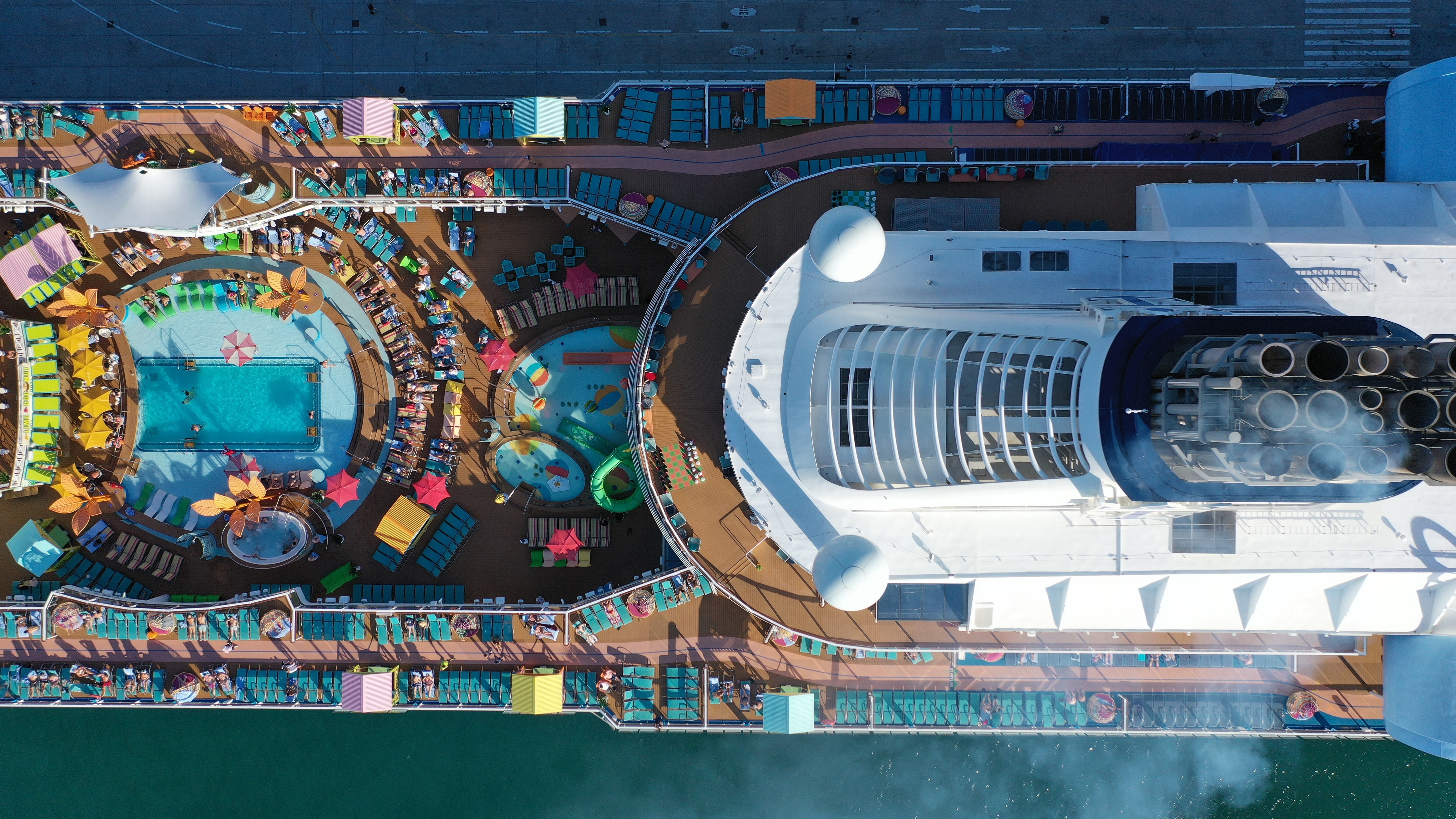 Pasajeros divirtiéndose en la cubierta de un crucero de Royal Caribbean.