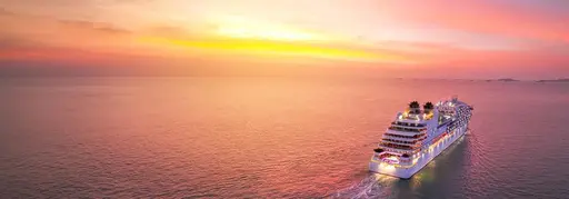 Vacaciones en crucero con un hermoso crucero blanco en el mar al atardecer.