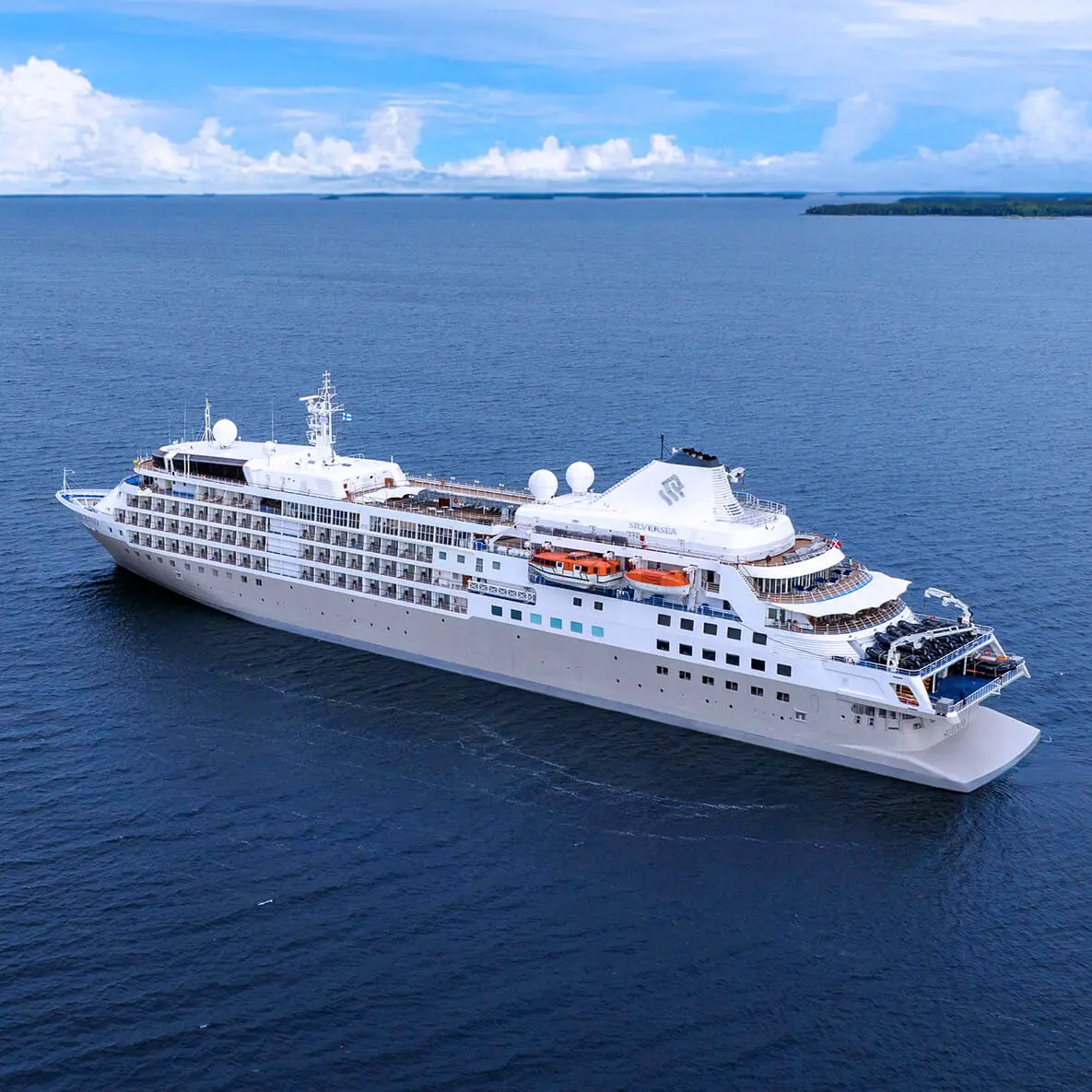 Silver Wind&rsquo;s improved cruising versatility means she can easily whizz from Polar Regions to iconic ports. Whether you want to get up close and personal to penguins in Antarctica or laze on the golden sands of the Caribbean, get ready for a wealth of diverse destination experiences aboard Silver Wind. Silver Wind is an intimate yet spacious ice-class ship that offers one of the best luxury expedition cruise experiences.