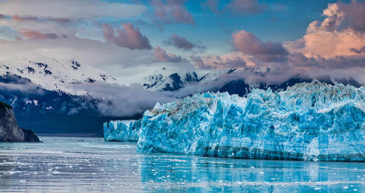 Glaciar Hubbard en Alaska bajo un cielo nublado