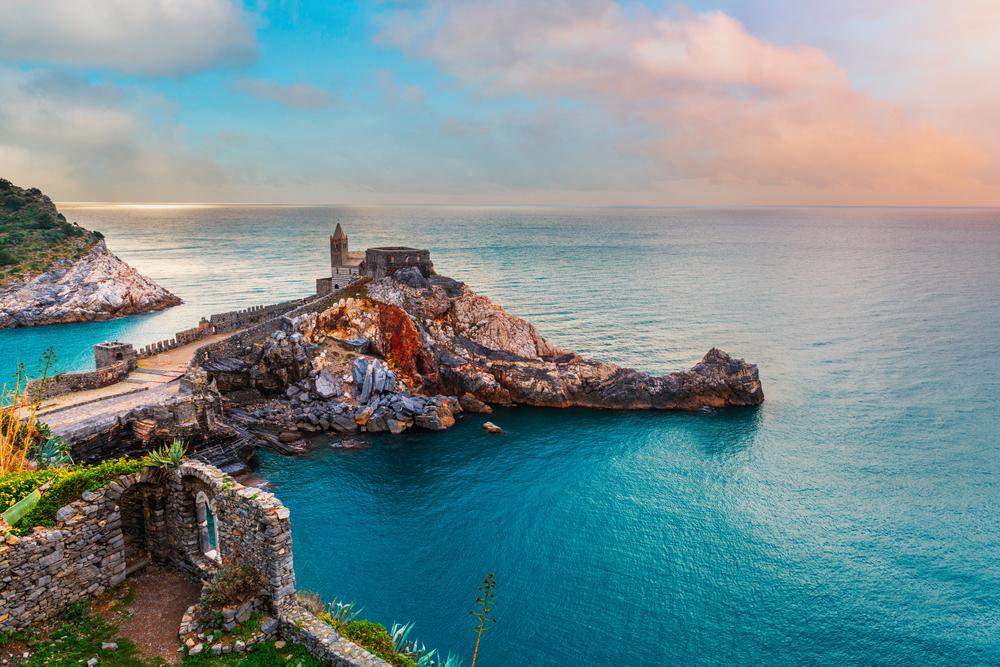 Chiesa di San Pietro en el mar en Portovenere, Italia.