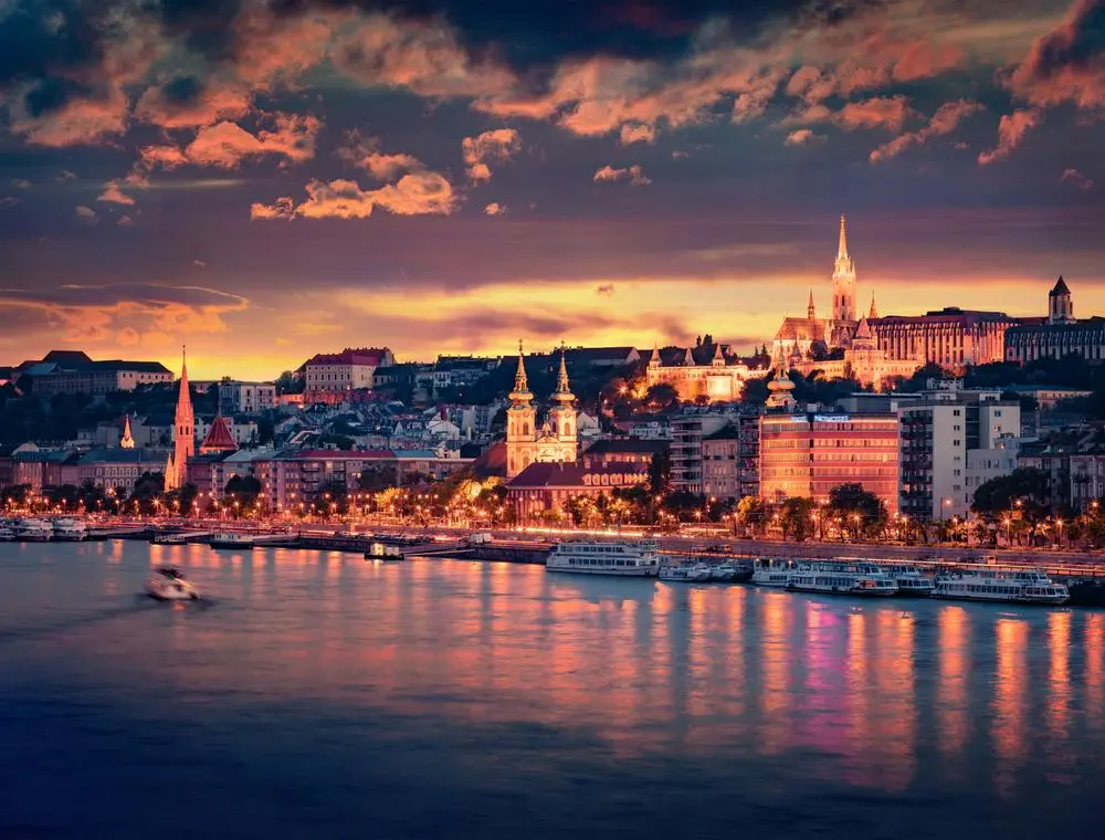 Gran puesta de sol sobre el río Danubio en Budapest, capital de Hungría, Europa.