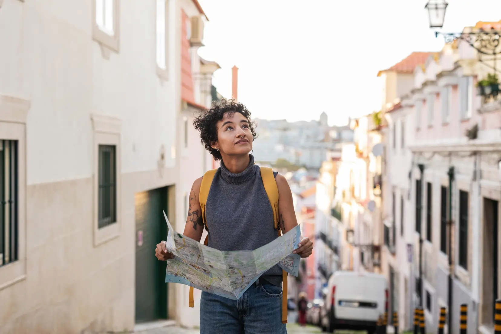 Una joven explora una encantadora ciudad europea, mapa en mano, lista para su próxima aventura.