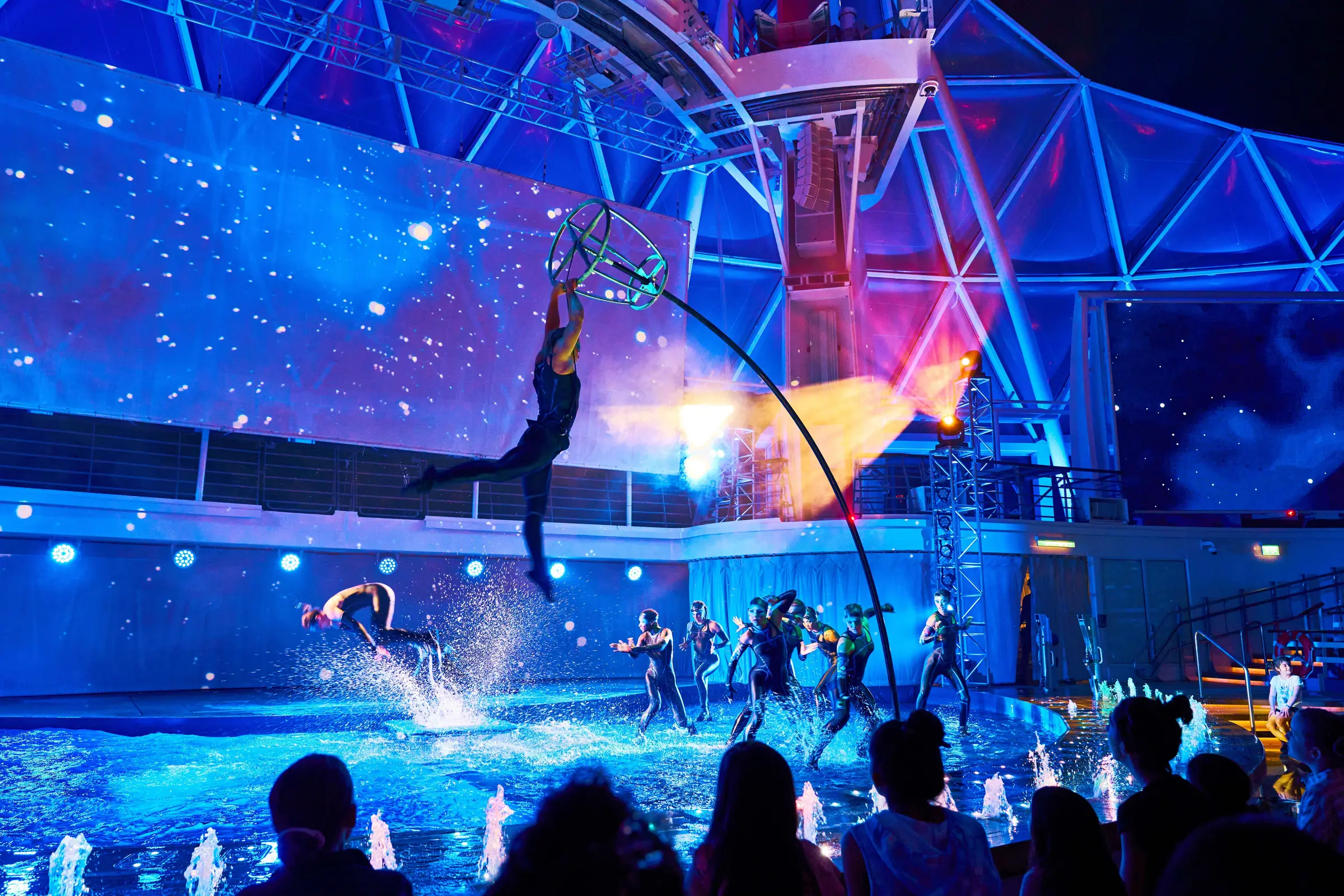 If you’re craving a dose of adrenaline by way of incredible acrobatics and high dives, you’ll find plenty to feast your eyes on at the AquaTheater. 