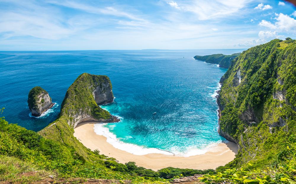 panoramic view of kelingking beach in nusa penida, indonesia